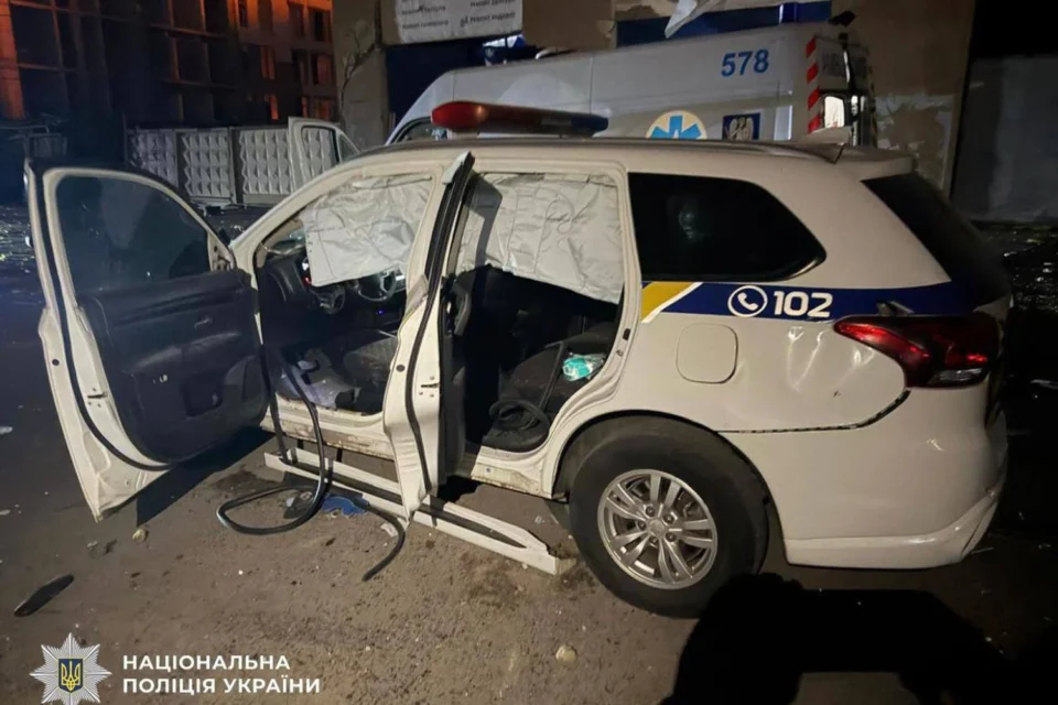Поліцейські потрапили під повторний удар під час атаки рф балістикою у Києві - відео перших хвилин