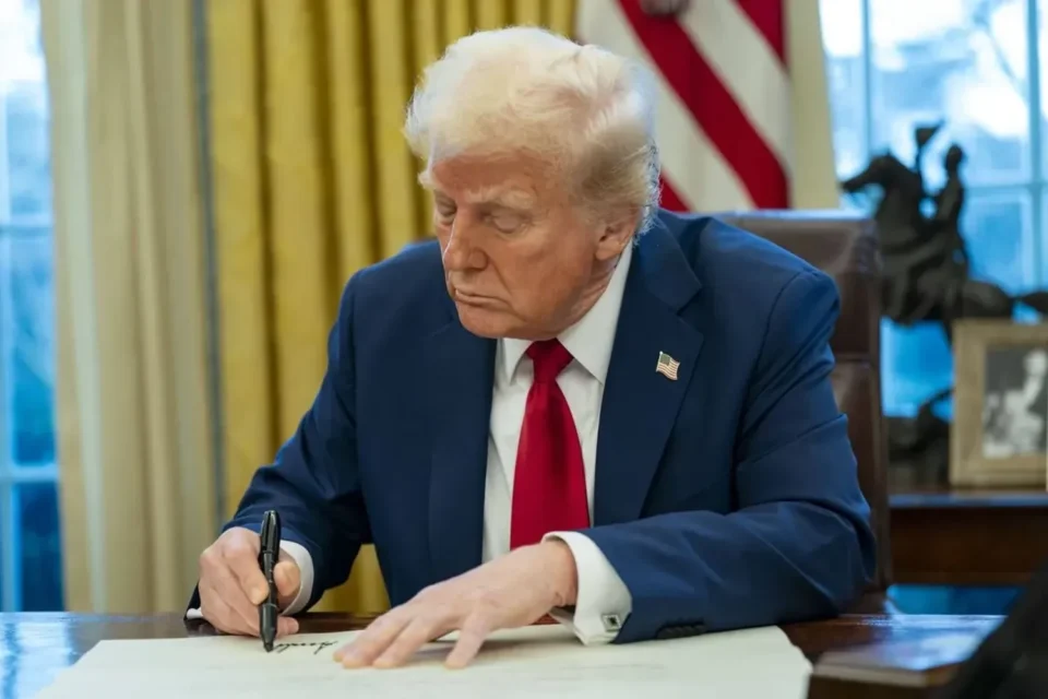 Трамп наказав ВМС США відкрити вогонь по іранських човнах, що встановлюють міни в Ормузькій протоці