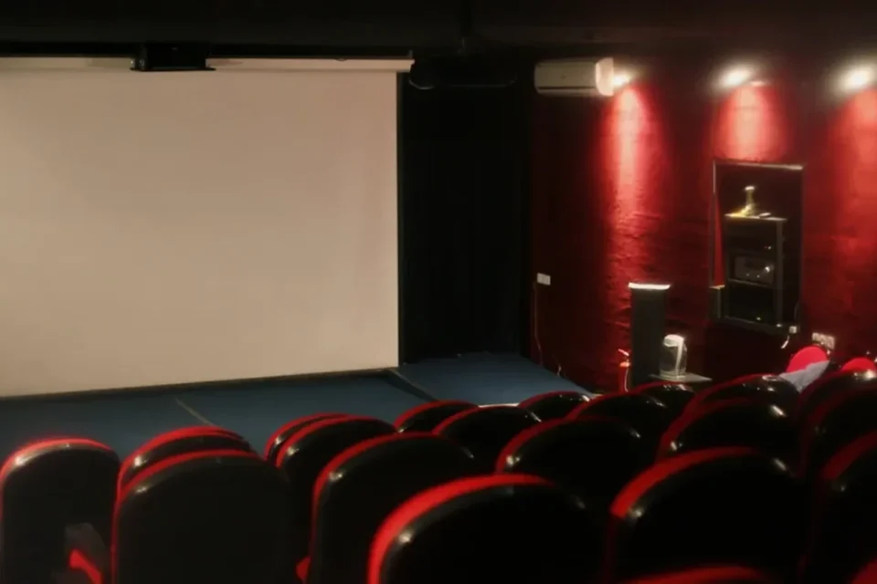 У Києві під час ЛГБТ-кінофестивалю невідомий розлив рідину із різким запахом, поліція розслідує інцидент