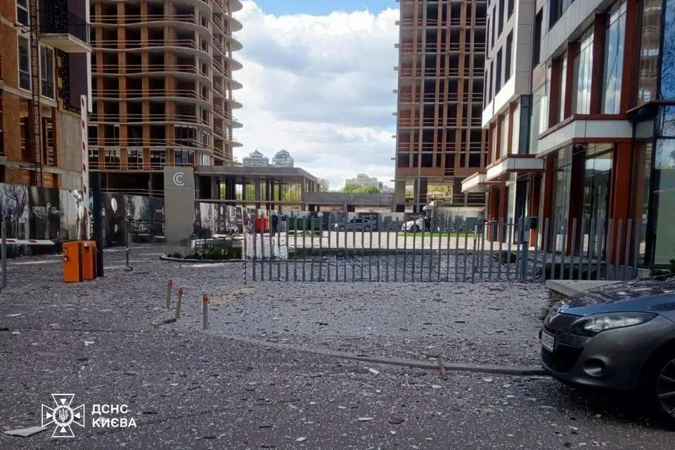 Атака рф на Київ призвела до ДТП з постраждалим, уламки впали на недобудову і цвинтар - мер