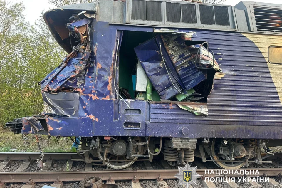 Кількість жертв зіткнення потяга з автокраном на Львівщині зросла до двох