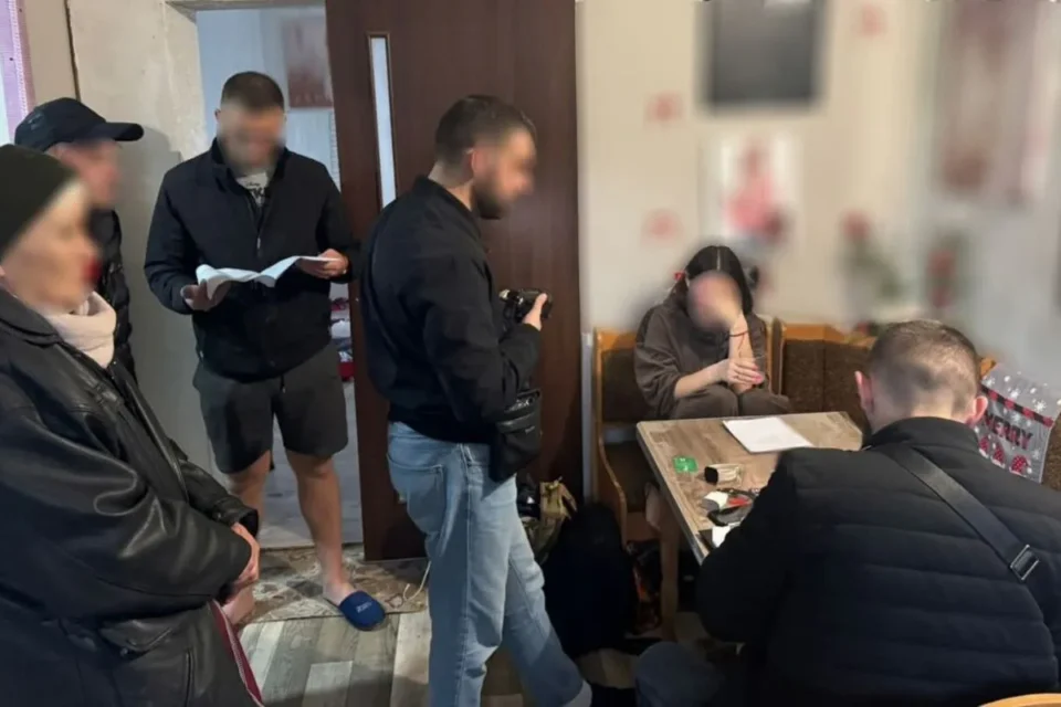 Змушували працювати в еротичному салоні. У Львові затримали двох сестер за підозрою в експлуатації неповнолітньої