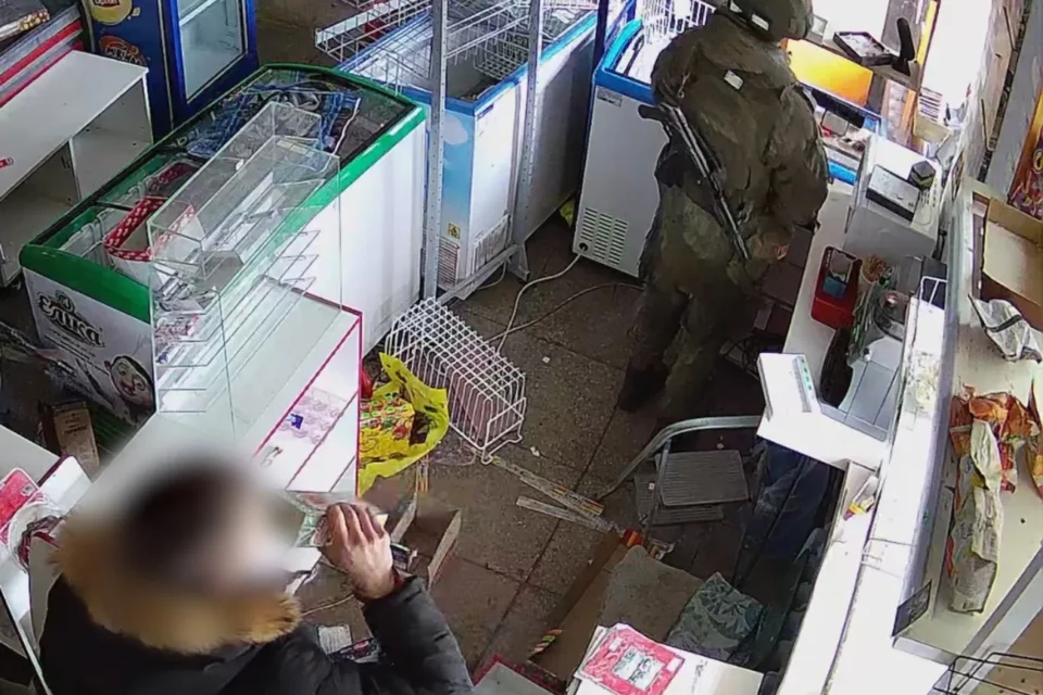 Допомагав росіянам грабувати магазини на Чернігівщині - ДБР затримало військового-перебіжчика