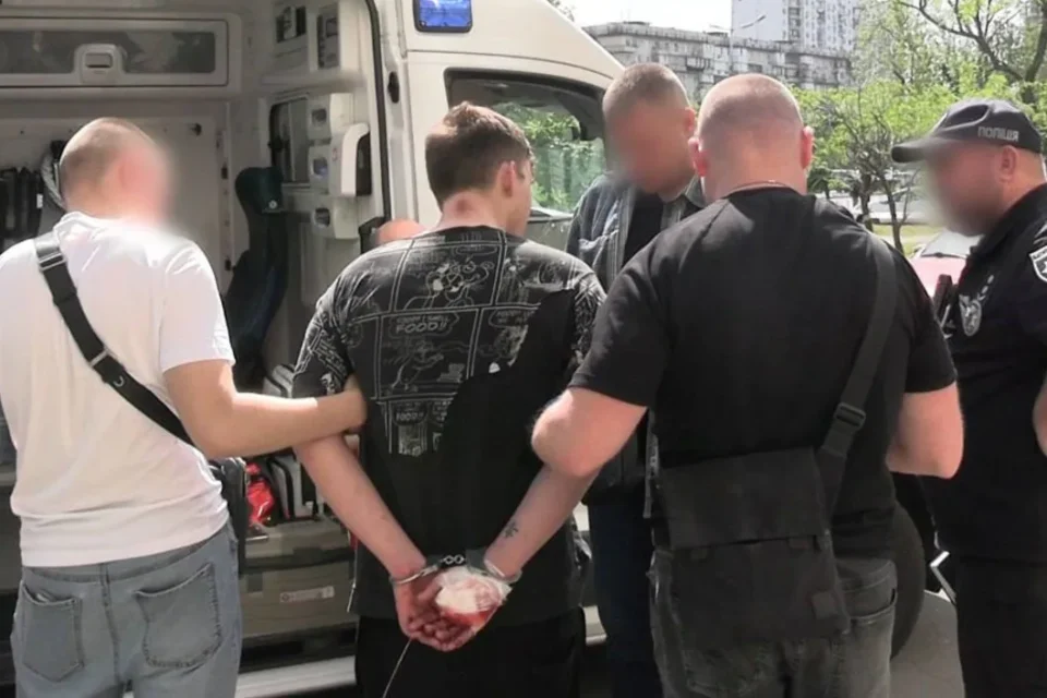 У Києві чоловік випав з вікна після удару ножем, вбивцю - громадянина рф - затримали
