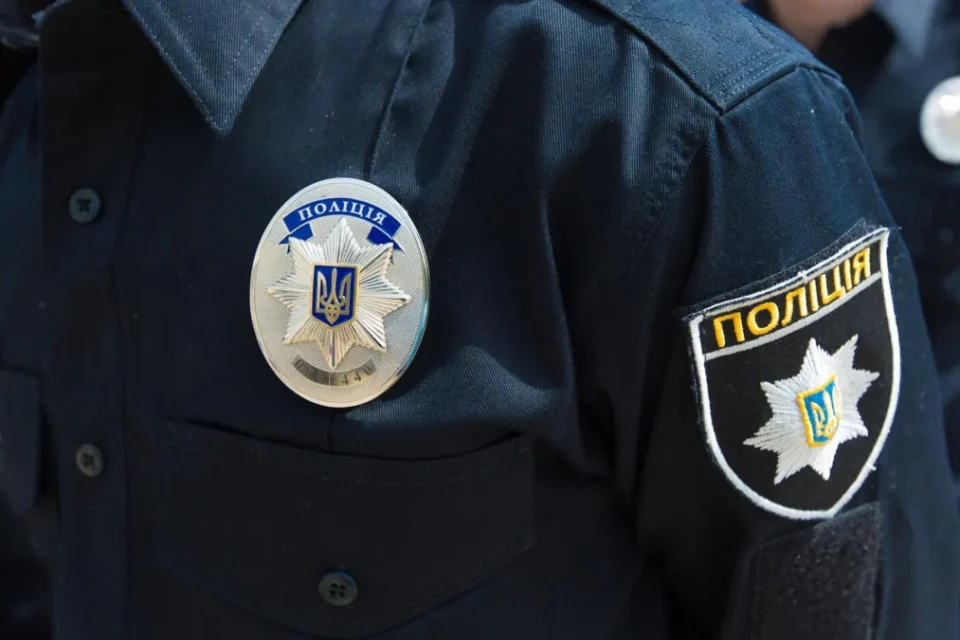 У Черкасах чоловік почав стріляти по дітях, які рвали бузок біля його дому