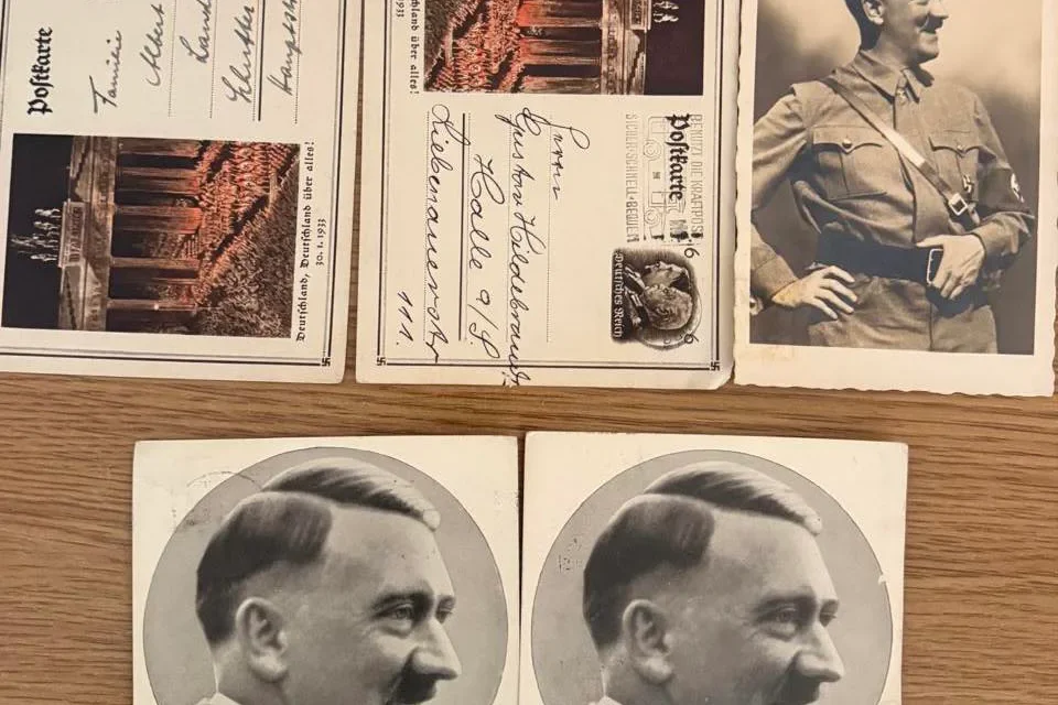 Киянка намагалася вивезти до Німеччини листівки 1930-х років із Гітлером