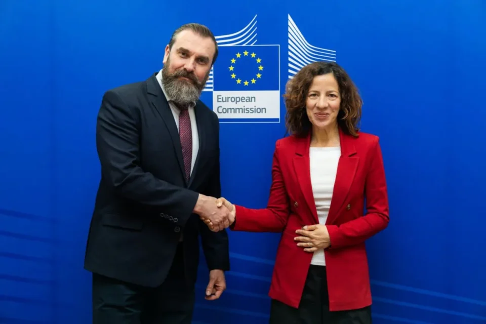 ЄС інвестував понад 1,1 мільярда євро в освіту та науку України - ЛісовийЄС спрямував понад 1,1 млрд євро на українську освіту та науку з 2022 року. Кошти пішли на академічну мобільність, друк
підручників та оновлення дитсадків.Політика • 12 травня, 19:05 • 5514 перегляди
