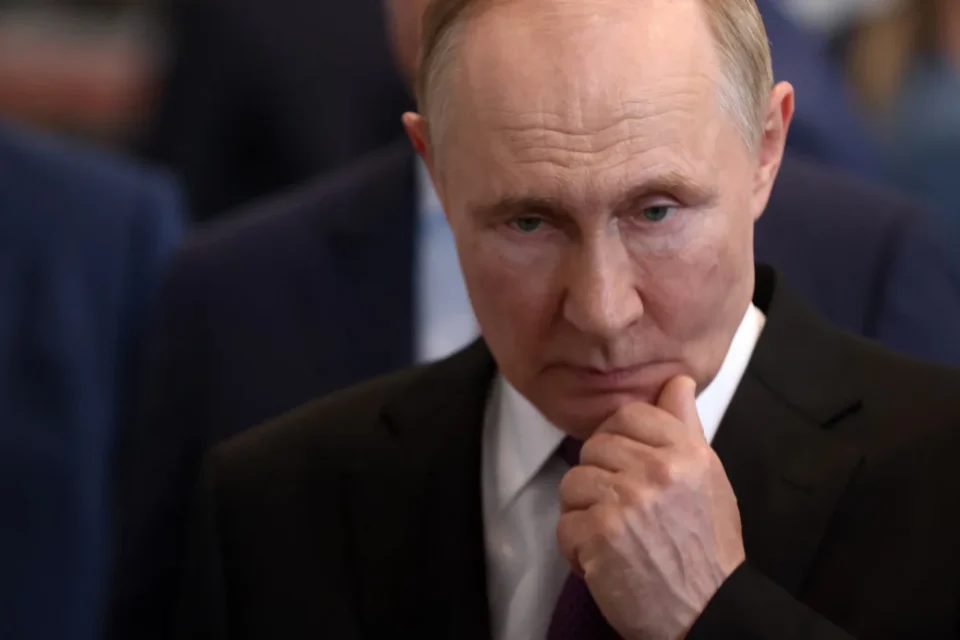 росіяни вперше почали уявляти майбутнє без путіна - The Economist