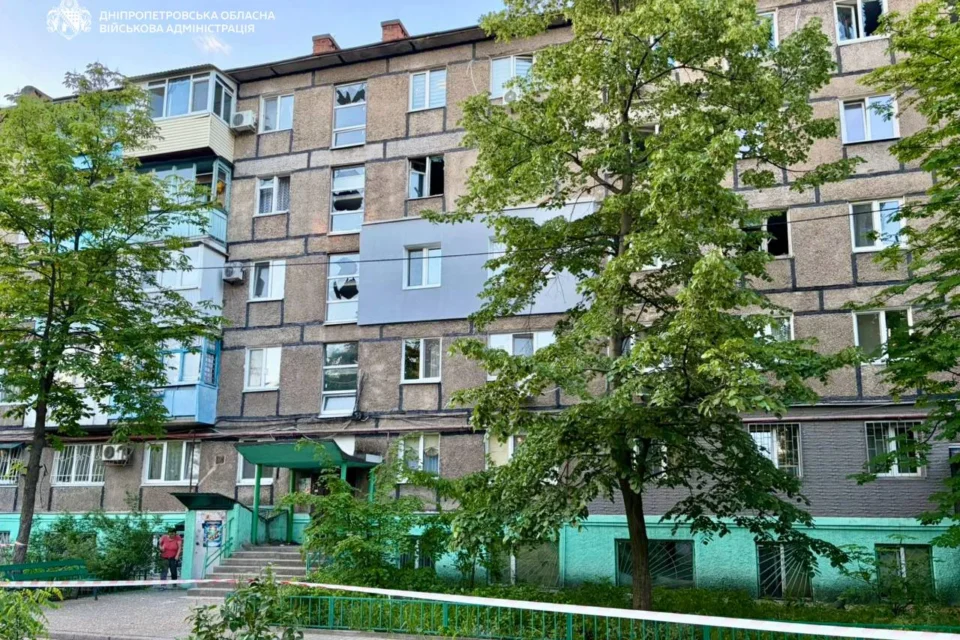 Ранкова атака на Дніпро: поранено жінку, пошкоджено кілька будинків