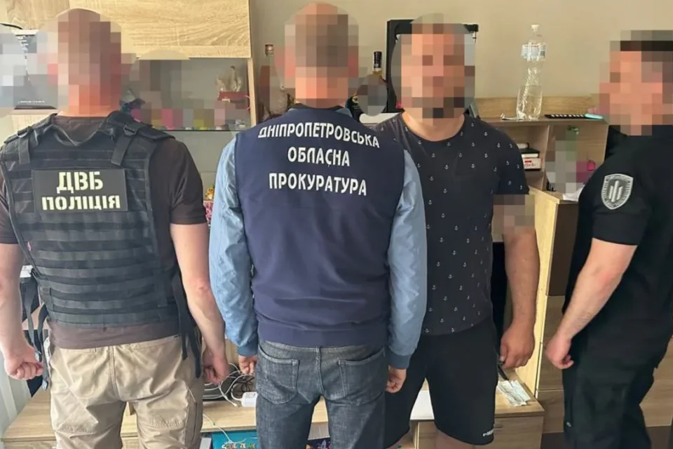 У Дніпрі експоліцейські побили затриманого до стану реанімації - їм оголосили підозру