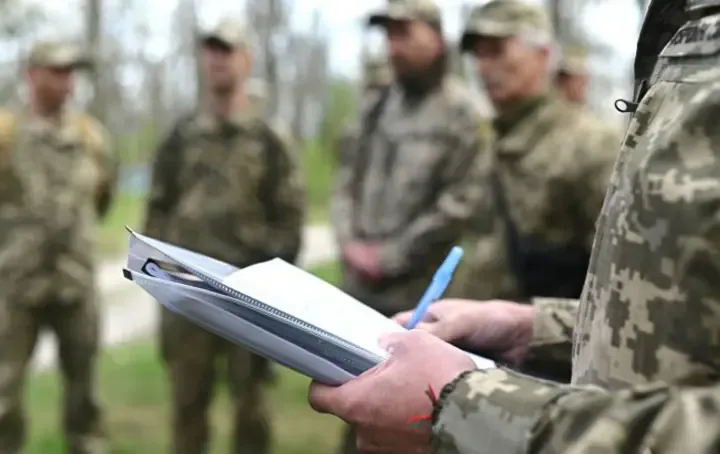 У Луцьку стався новий інцидент з підлітками і ТЦК - неповнолітні пошкодили службове авто