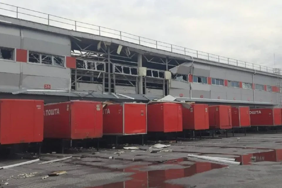 росія повторно атакувала термінал Нової пошти у Дніпрі - люди не постраждали