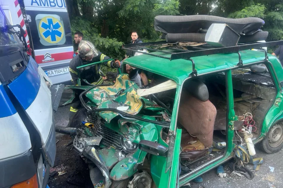 Авто, де перебувало шість дітей, потрапило у ДТП під Києвом: загинув дворічний малюк