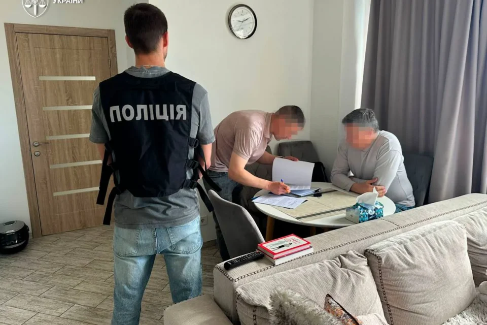 Ексочільник Мінкульту отримав підозру через схему виїзду за кордон на