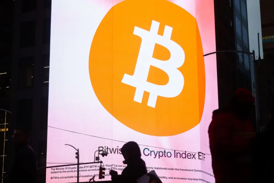 Біткоїн впав нижче 60 тисяч доларів