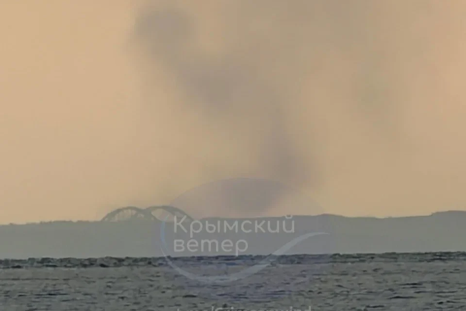Пожежі після прильотів у Криму фіксують на вокзалі у Керчі, на Арабатській стрілці і не тільки