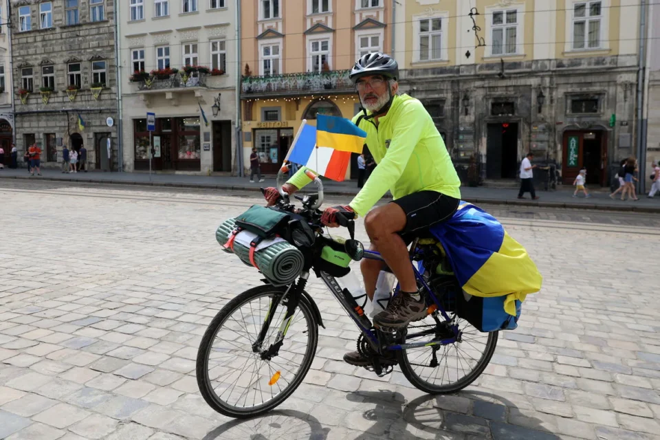 Французький інженер проїхав понад 2200 км велосипедом до Львова і передав листи підтримки Україні