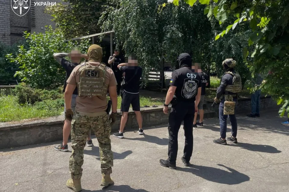 У Запоріжжі під час 25 обшуків у справі про крадіжку на 1,7 млн грн вилучили зброю та понад 200 тисяч доларів