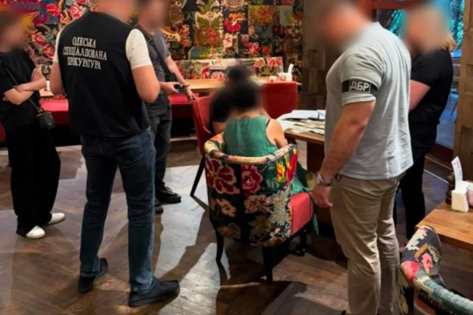 Вимагала 11 000 доларів за оформлення відстрочки - на Одещині затримали працівницю ТЦК